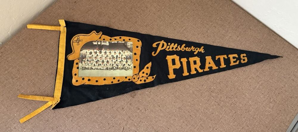 1960 WORLD CHAMPIONS PITTSBURGH PIRATES Felt Pennant Team Photo Baseball 29”